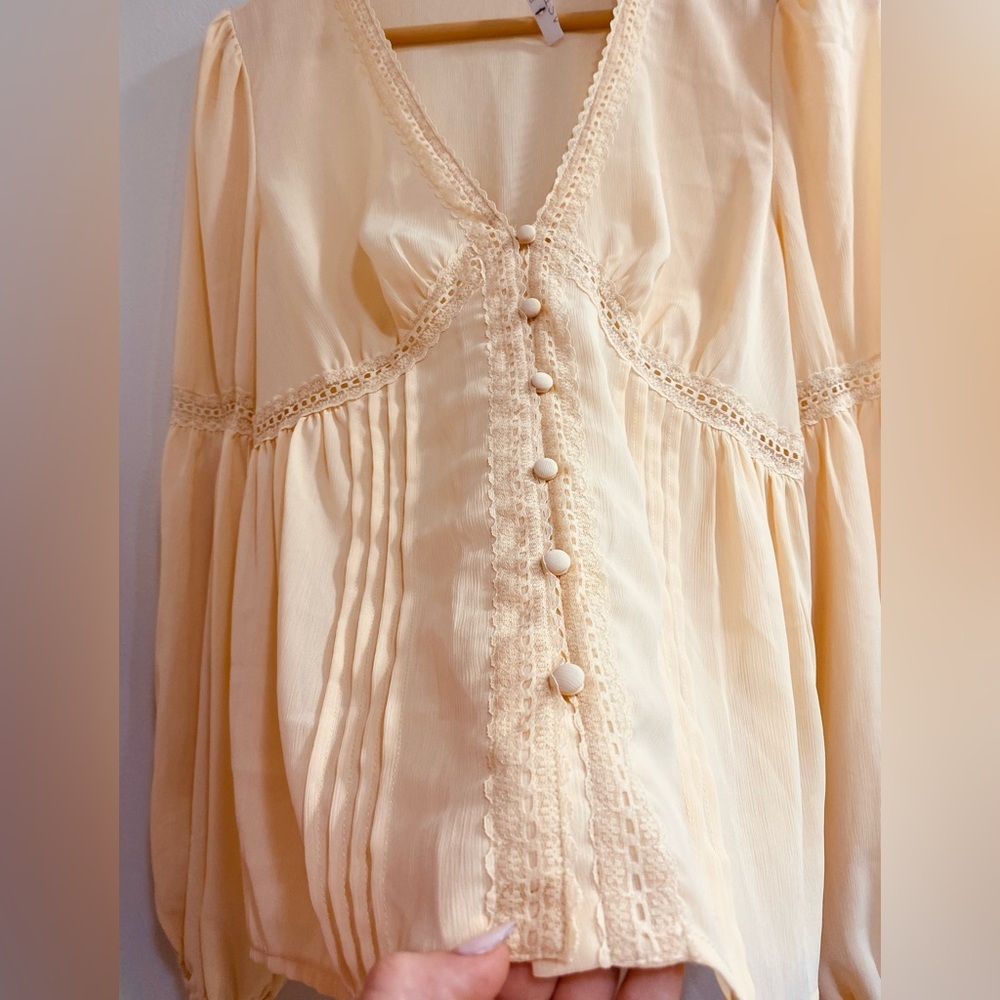 NWT ASTR THE LABEL Pendulum Sleeve Lace Trim Cream Blouse. MEDIUM - Picture 5 of 7